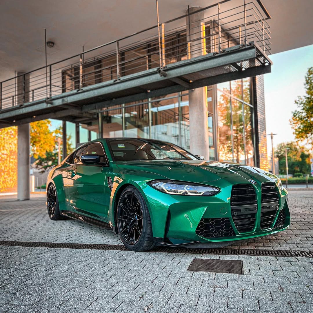 Gloss Metallic Isle Of Man Green Car Vinyl Wrap product image 8 - Veloro metallic vinyl wrap