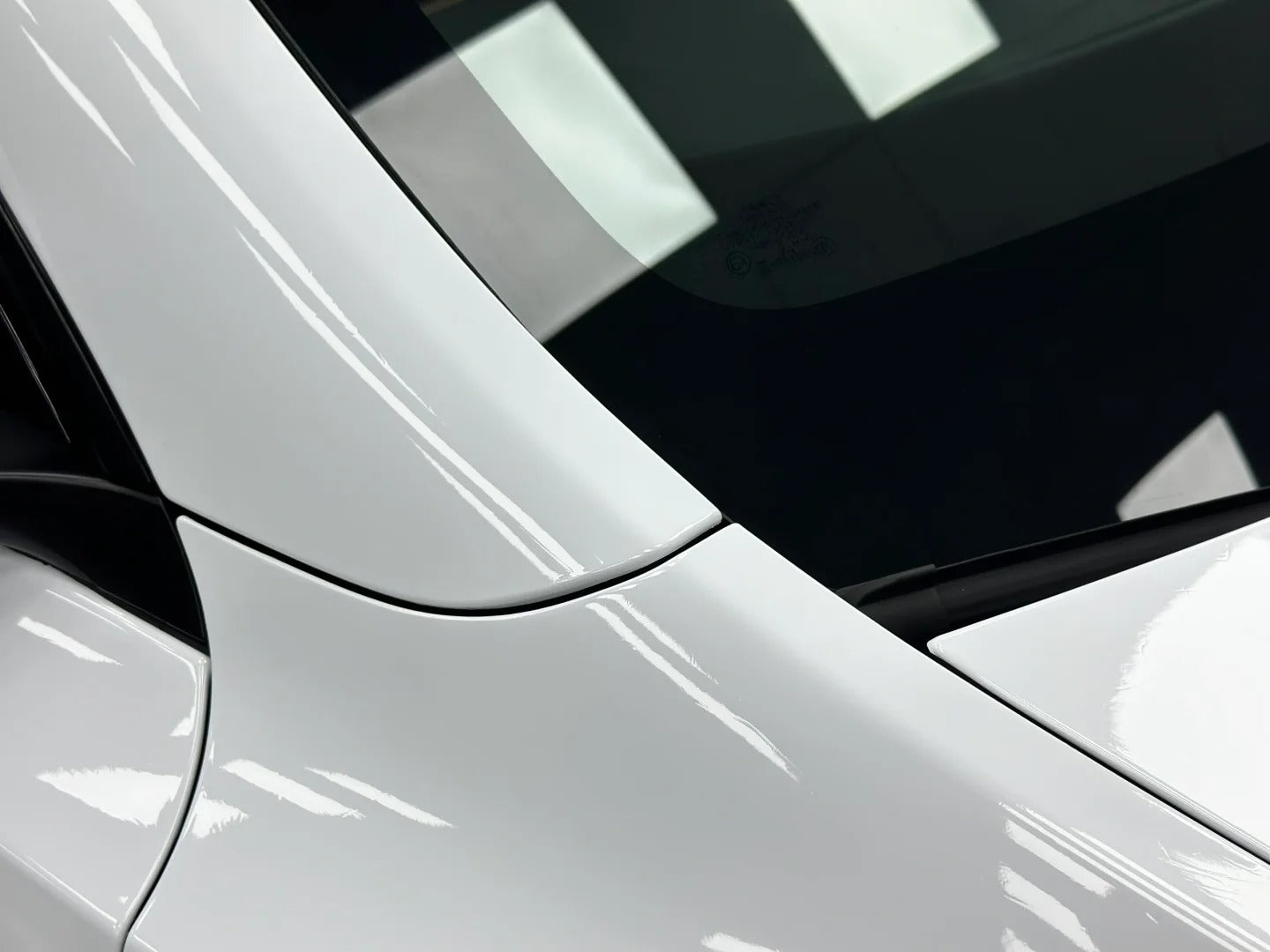 Gloss Crystal White Car Vinyl Wrap PET product image 10 - Veloro gloss vinyl wrap
