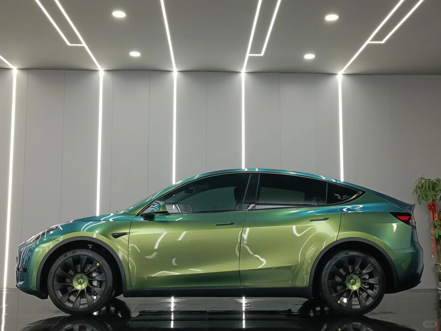 Gloss Metallic Chameleon Green Car Vinyl Wrap product image 10 - Veloro color shift vinyl wrap