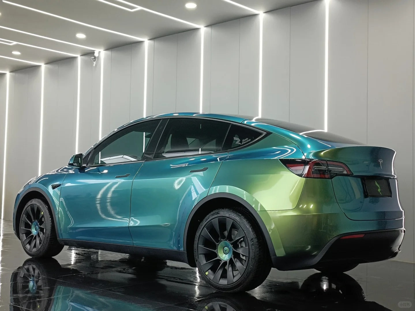 Gloss Metallic Chameleon Green Car Vinyl Wrap product image 9 - Veloro color shift vinyl wrap