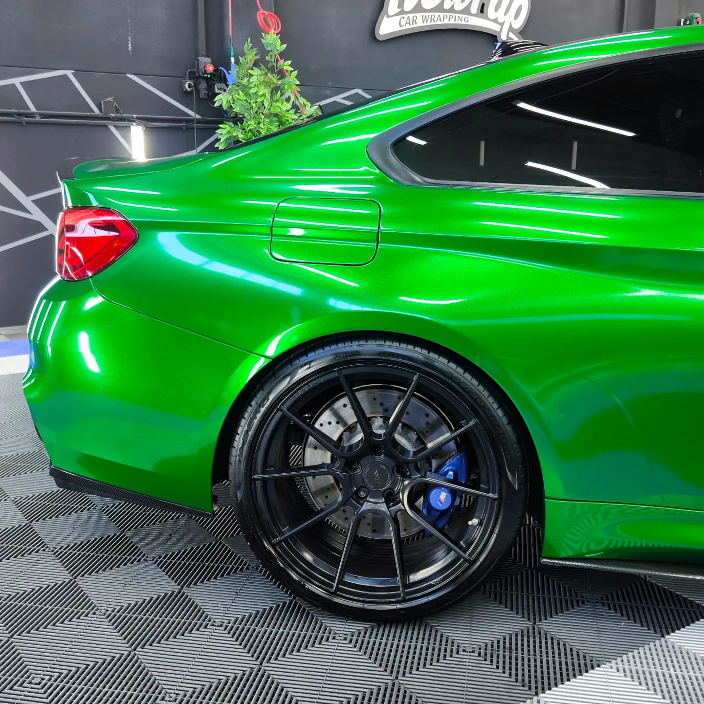 Gloss Metallic Diamond Lizard Green Car Vinyl Wrap product image 4 - Veloro metallic vinyl wrap