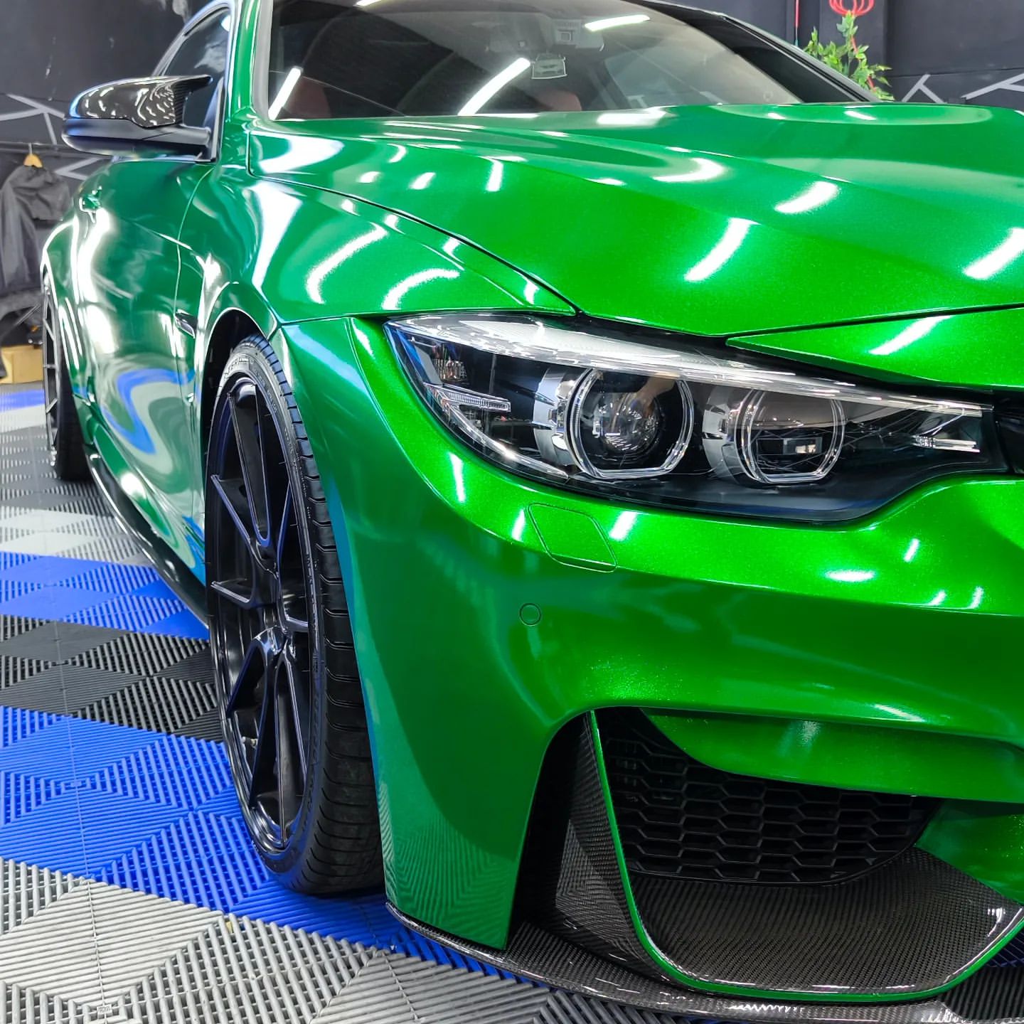 Gloss Metallic Diamond Lizard Green Car Vinyl Wrap product image 3 - Veloro metallic vinyl wrap