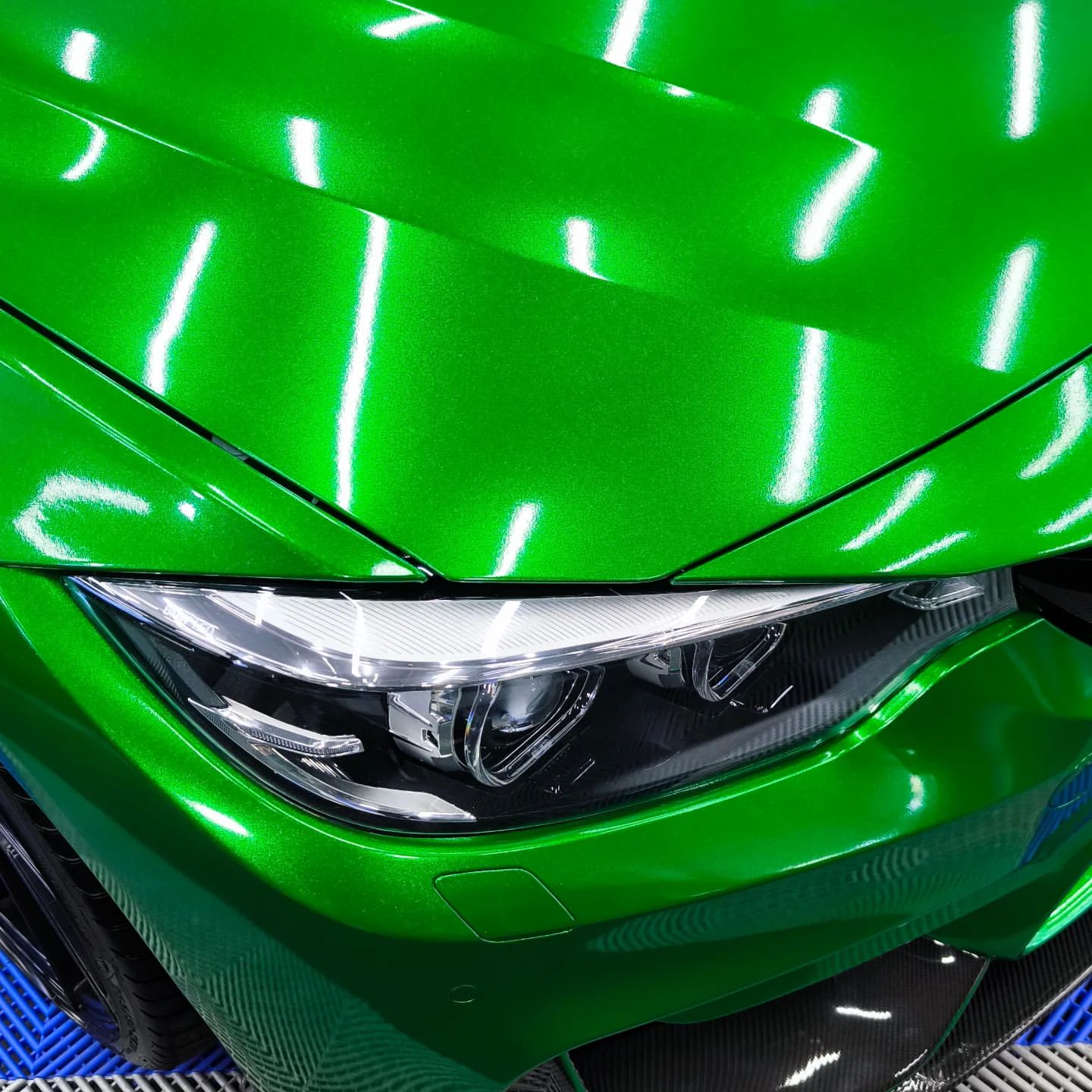 Gloss Metallic Diamond Lizard Green Car Vinyl Wrap product image 5 - Veloro metallic vinyl wrap