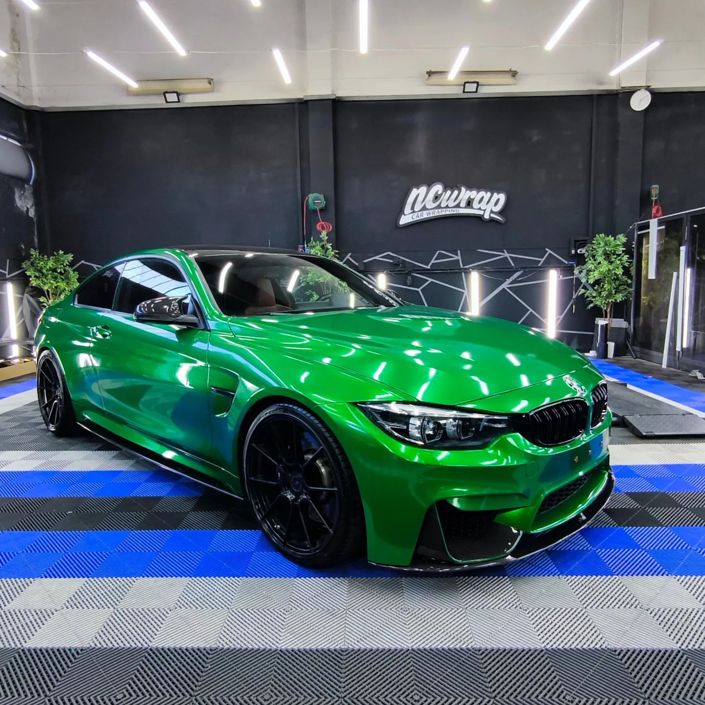 Gloss Metallic Diamond Lizard Green Car Vinyl Wrap product image 2 - Veloro metallic vinyl wrap