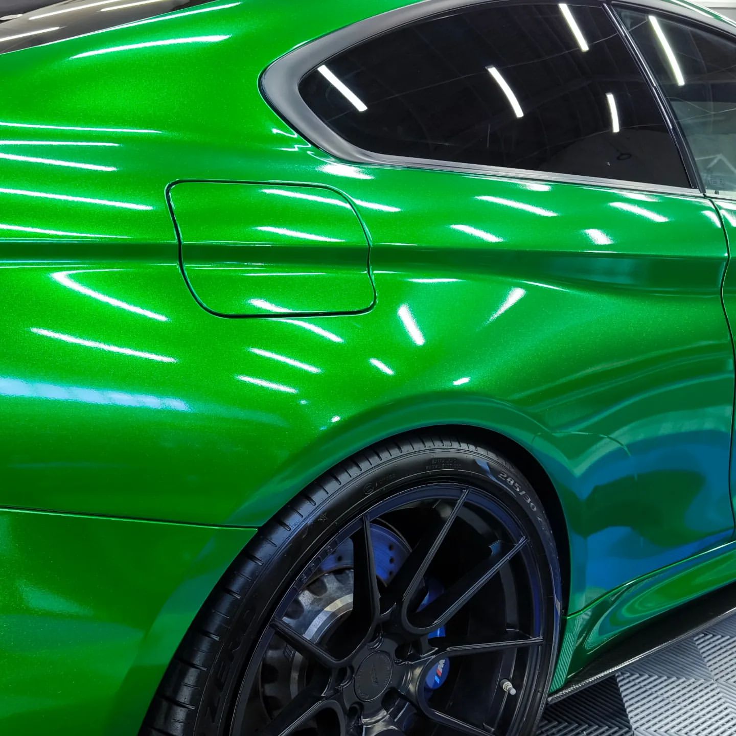 Gloss Metallic Diamond Lizard Green Car Vinyl Wrap product image 7 - Veloro metallic vinyl wrap