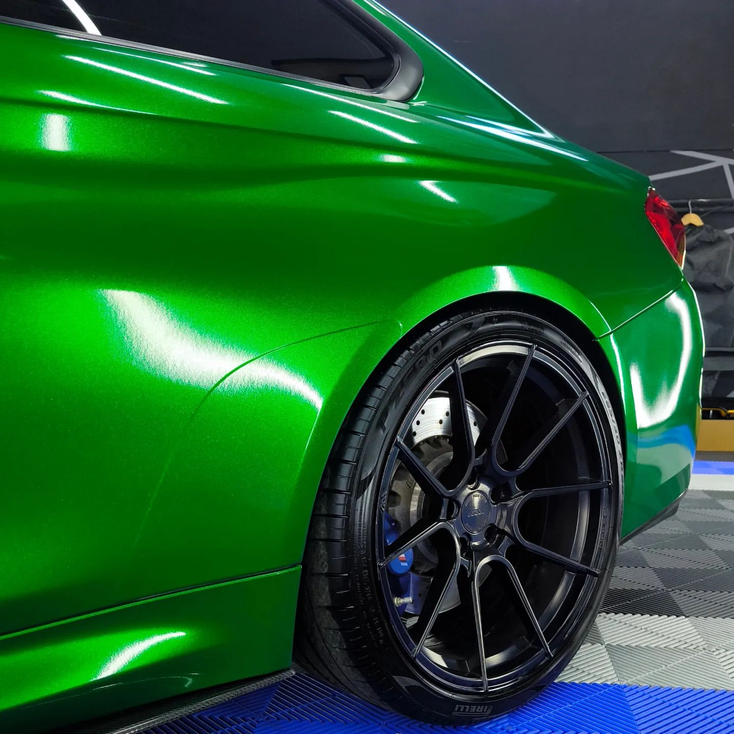 Gloss Metallic Diamond Lizard Green Car Vinyl Wrap product image 6 - Veloro metallic vinyl wrap