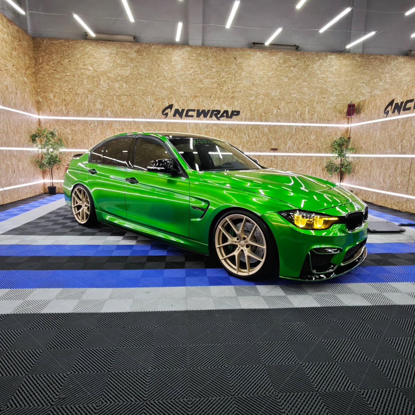 Gloss Metallic Flame Green Car Vinyl Wrap PET product image 2 - Veloro metallic vinyl wrap