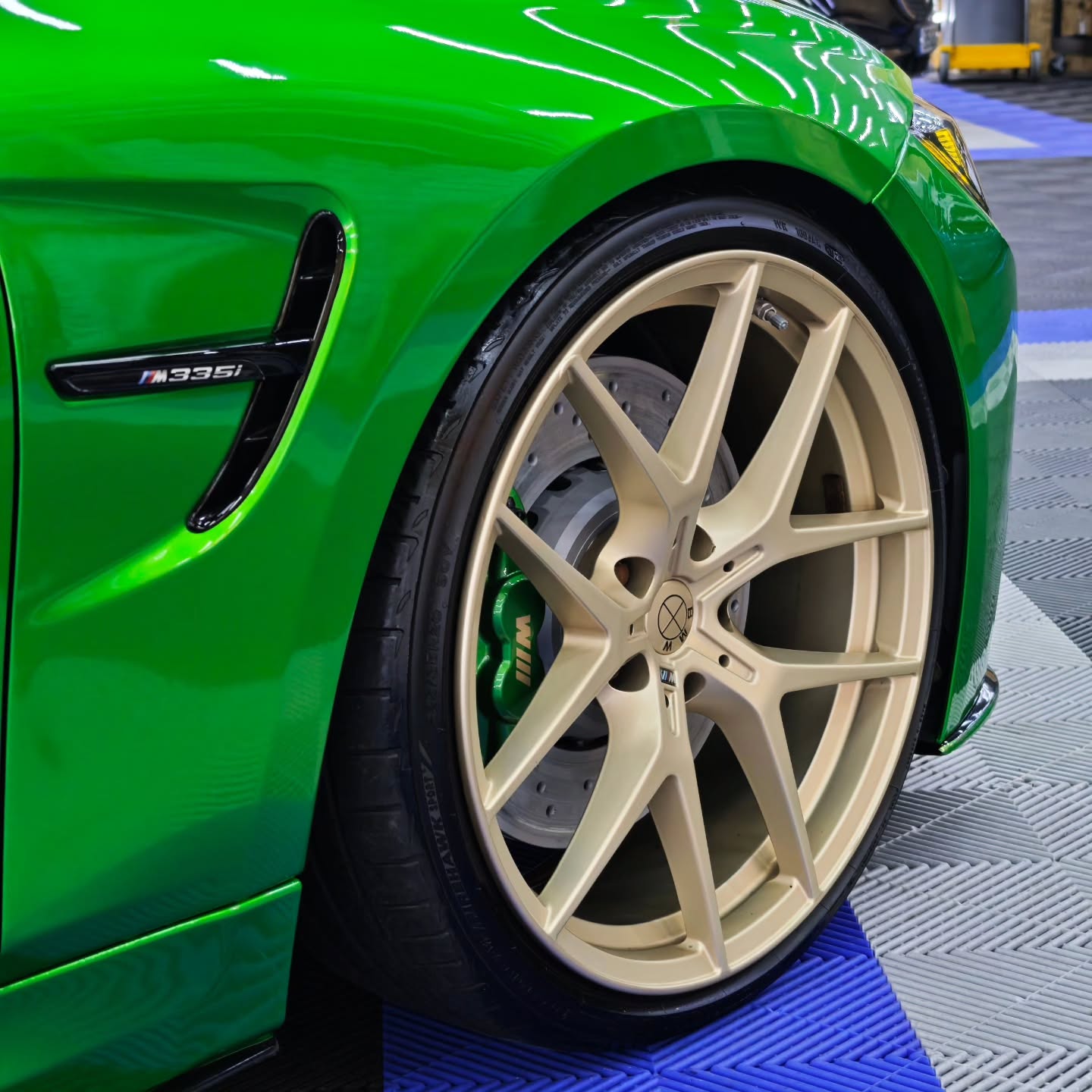 Gloss Metallic Flame Green Car Vinyl Wrap PET product image 6 - Veloro metallic vinyl wrap