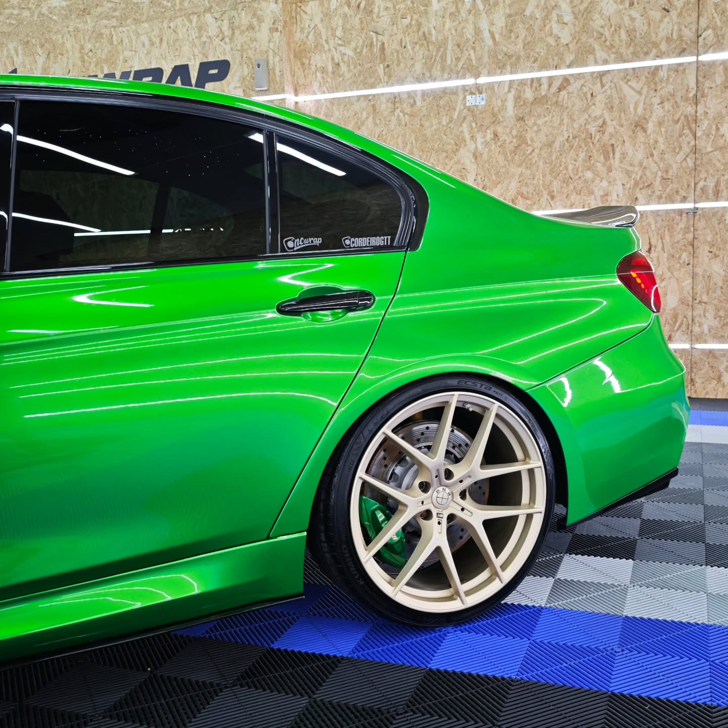 Gloss Metallic Flame Green Car Vinyl Wrap PET product image 5 - Veloro metallic vinyl wrap