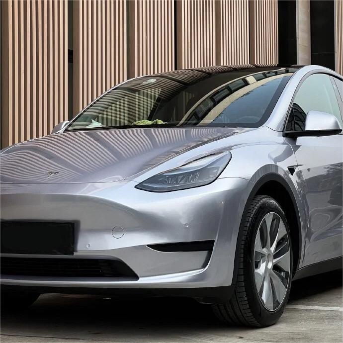 Gloss Metallic Fleuret Silver Car Vinyl Wrap product image 4 - Veloro metallic vinyl wrap