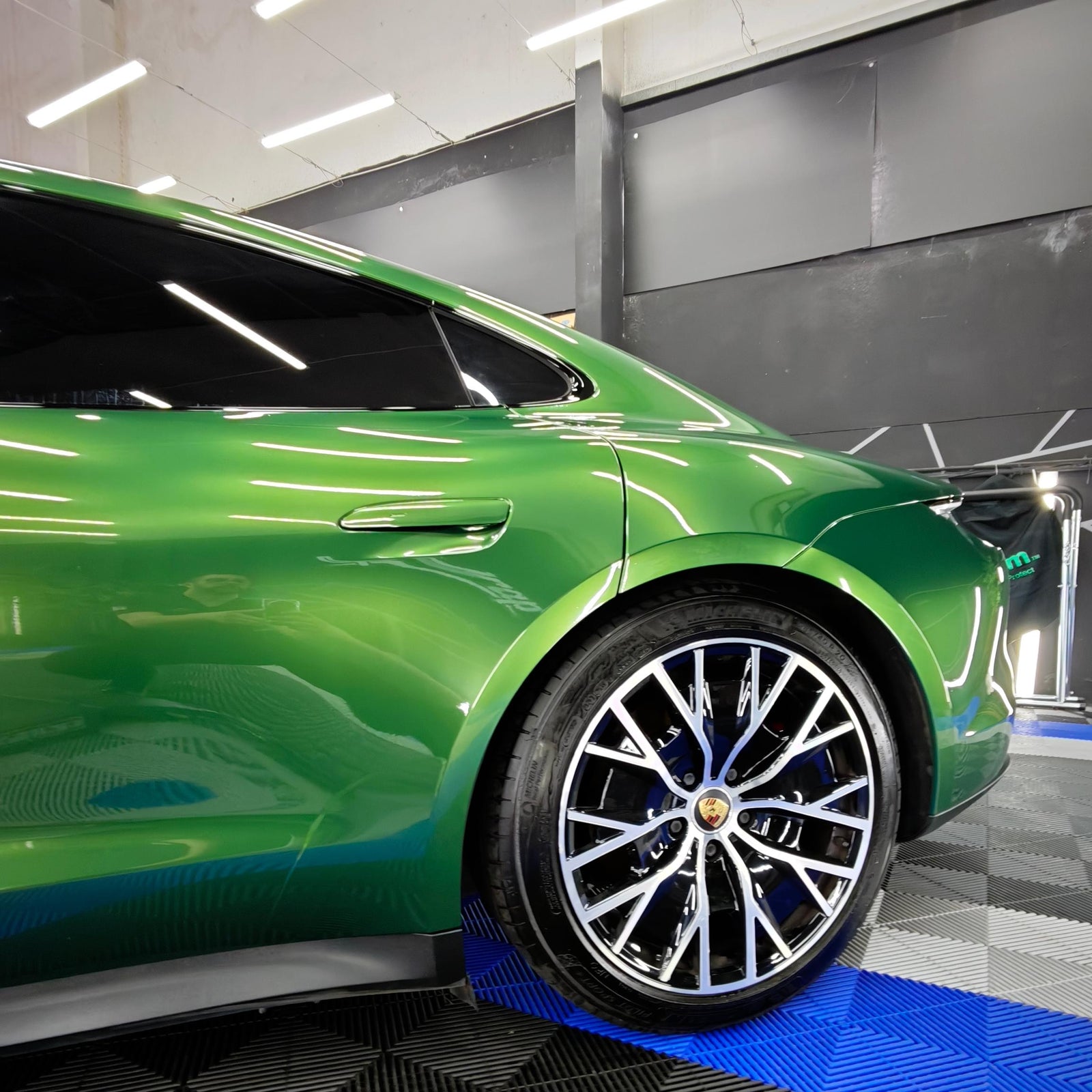 Gloss Metallic Sonoma Green Car Vinyl Wrap PET product image 5 - Veloro metallic vinyl wrap