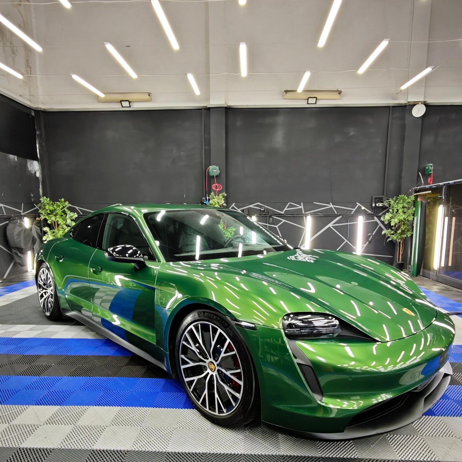 Gloss Metallic Sonoma Green Car Vinyl Wrap PET product image 2 - Veloro metallic vinyl wrap