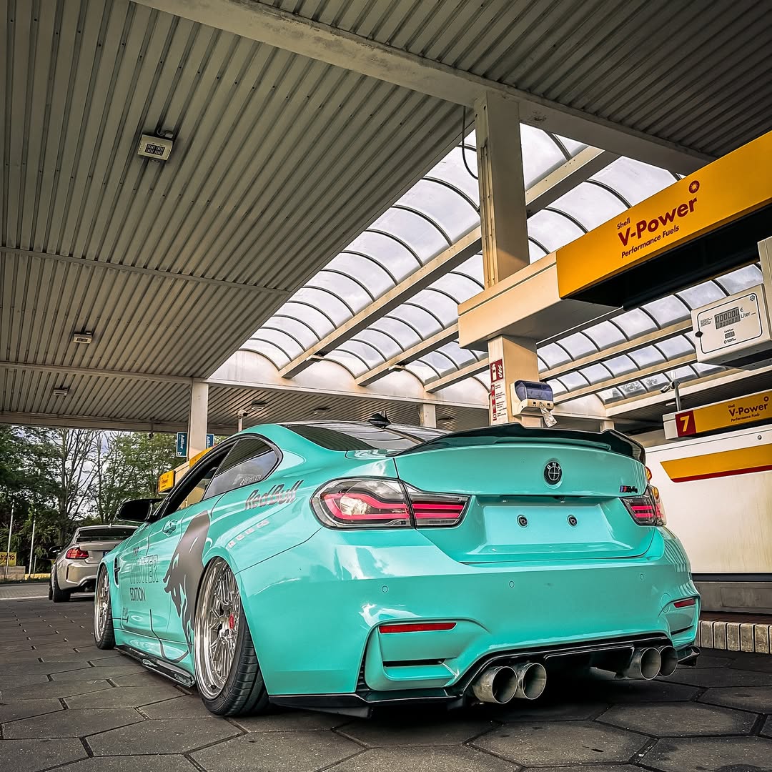 Gloss Sparkle Glitter Tiffany Blue Car Vinyl Wrap product image 10 - Veloro gloss vinyl wrap
