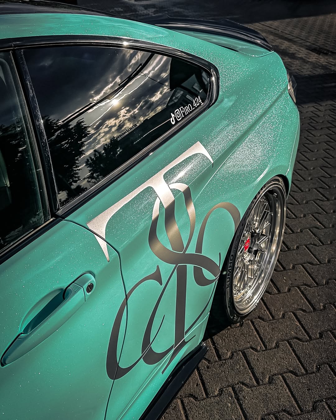 Gloss Sparkle Glitter Tiffany Blue Car Vinyl Wrap product image 8 - Veloro gloss vinyl wrap