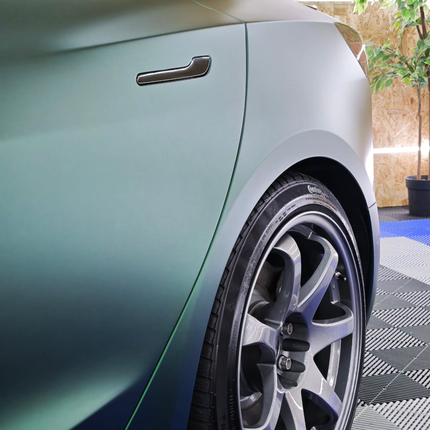 Matte Metallic Chrome Venom Green Car Vinyl Wrap PET product image 13 - Veloro chrome vinyl wrap