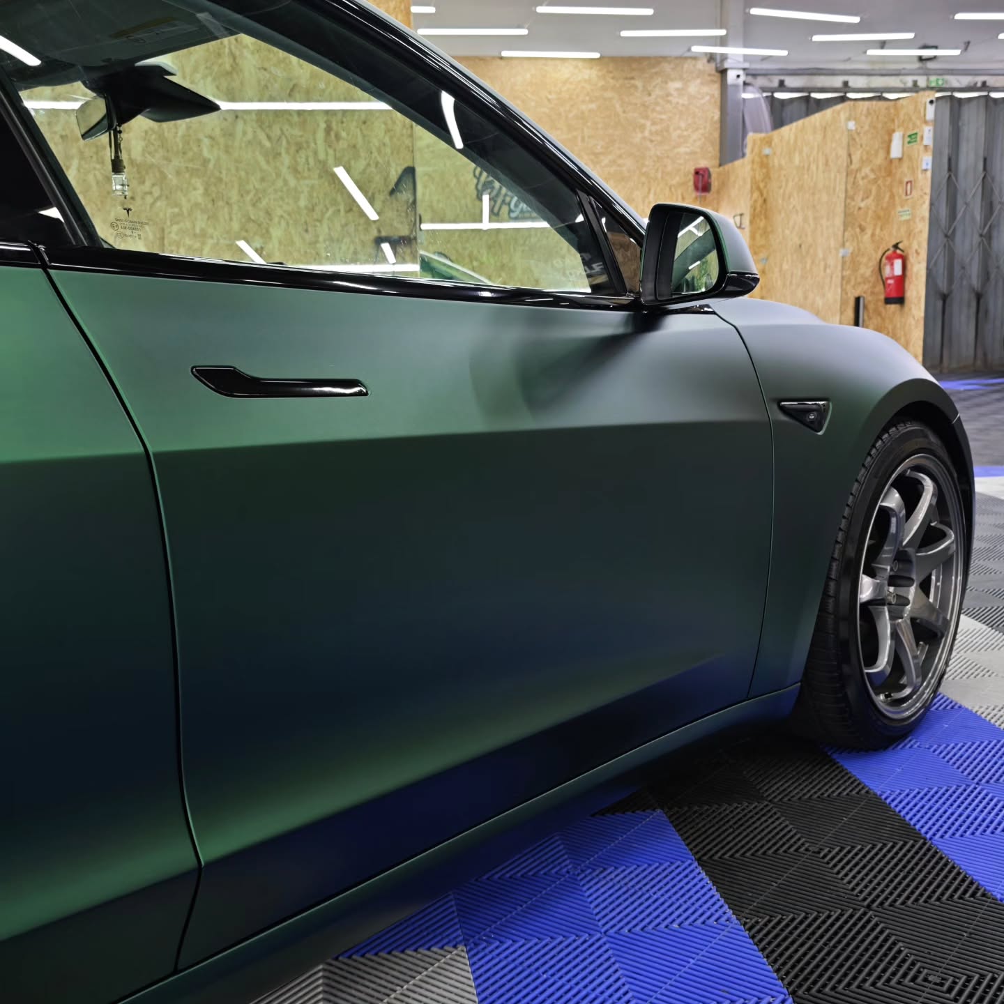 Matte Metallic Chrome Venom Green Car Vinyl Wrap PET product image 15 - Veloro chrome vinyl wrap
