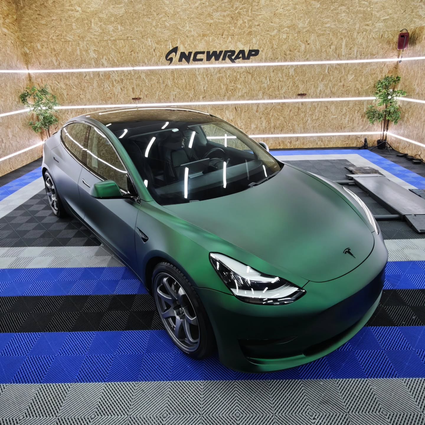 Matte Metallic Chrome Venom Green Car Vinyl Wrap PET product image 10 - Veloro chrome vinyl wrap