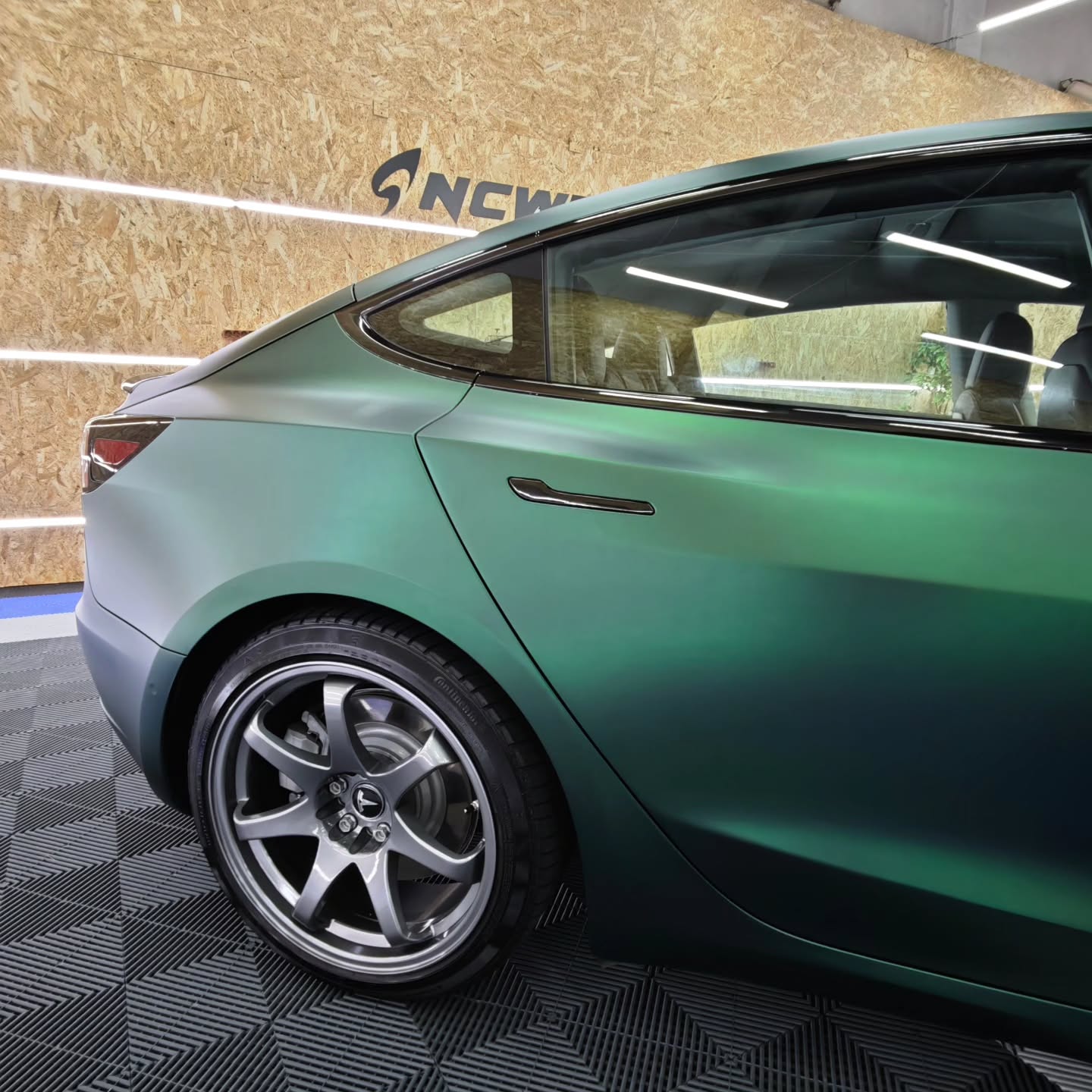 Matte Metallic Chrome Venom Green Car Vinyl Wrap PET product image 14 - Veloro chrome vinyl wrap