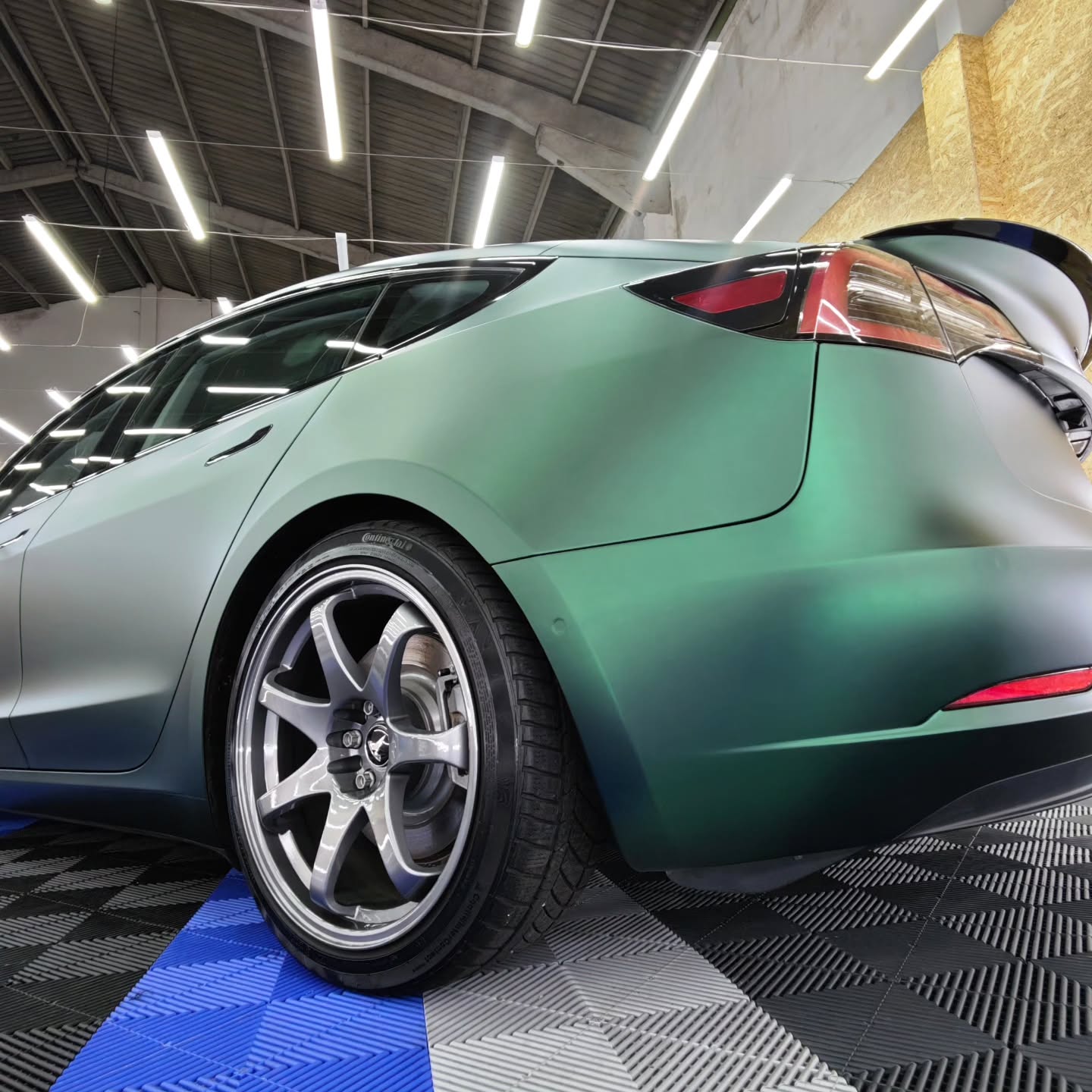 Matte Metallic Chrome Venom Green Car Vinyl Wrap PET product image 16 - Veloro chrome vinyl wrap