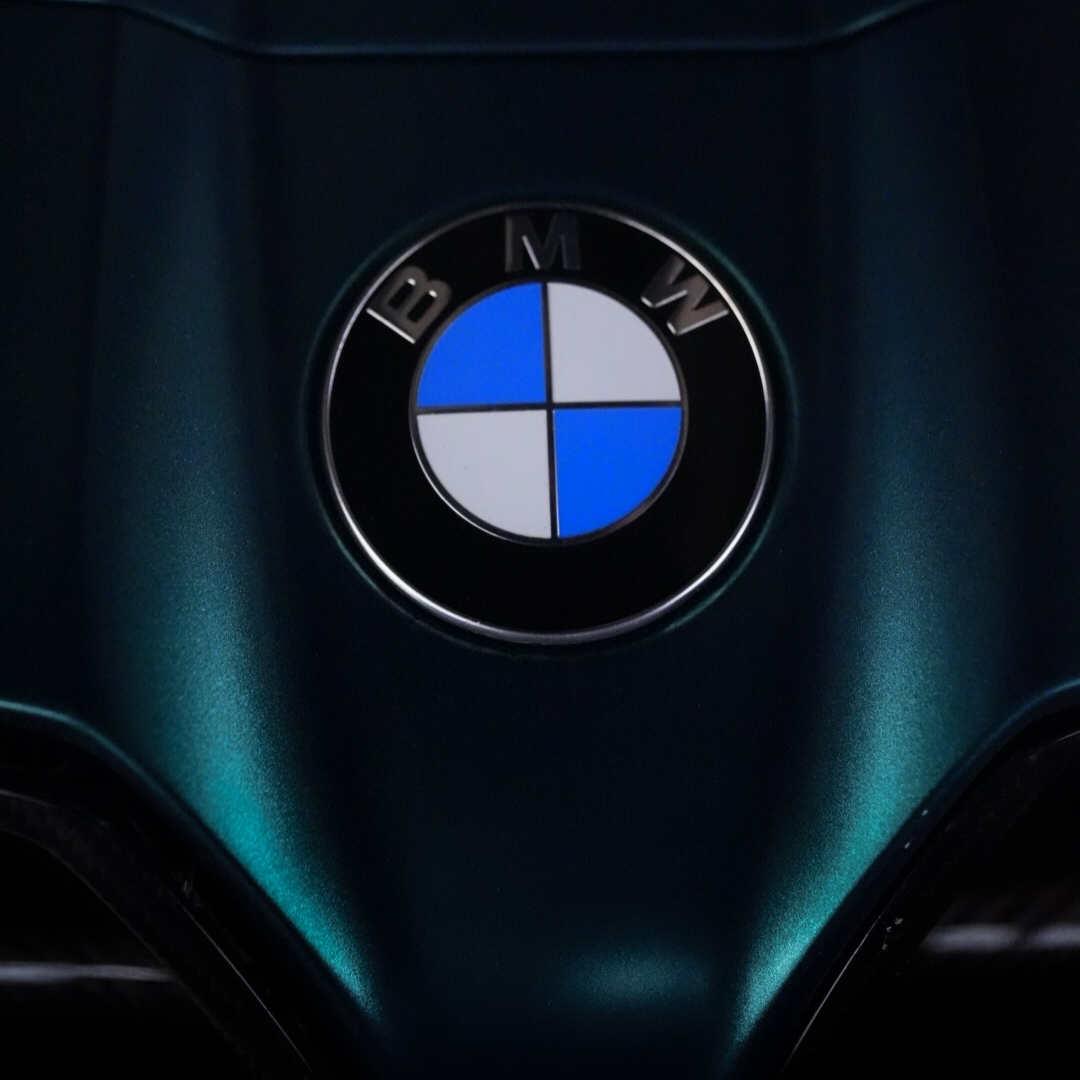 Matte Metallic Emerald Green Car Vinyl Wrap product image 14 - Veloro matte vinyl wrap