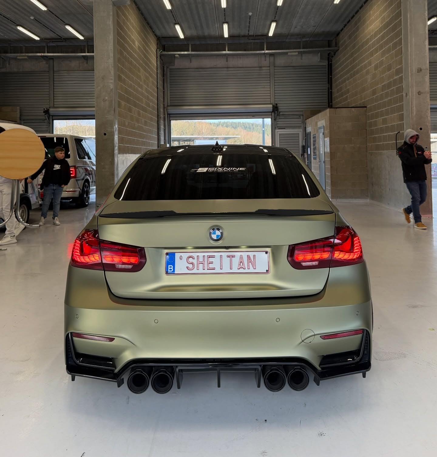 Matte Metallic Lighting Green Car Vinyl Wrap PET product image 6 - Veloro matte vinyl wrap
