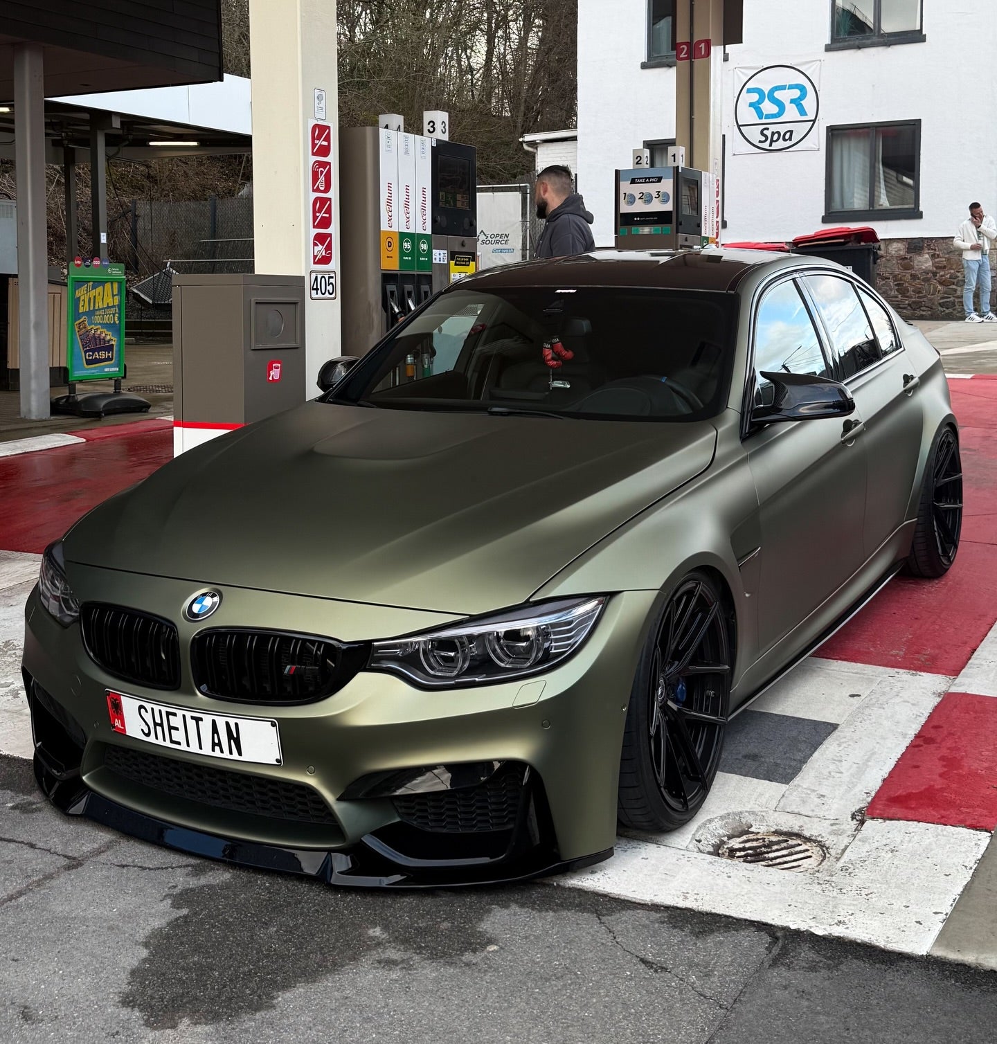 Matte Metallic Lighting Green Car Vinyl Wrap PET product image 2 - Veloro matte vinyl wrap