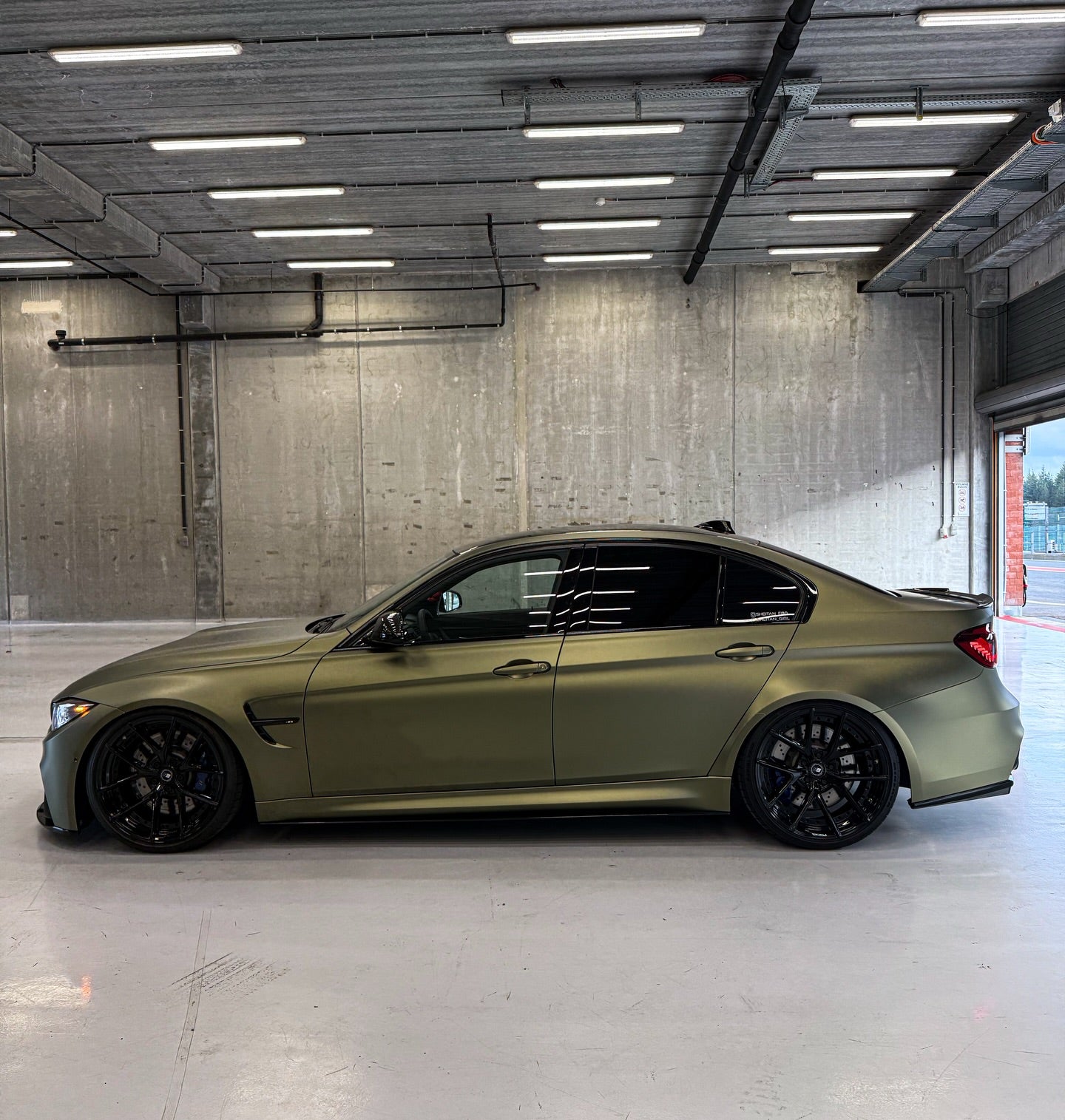 Matte Metallic Lighting Green Car Vinyl Wrap PET product image 4 - Veloro matte vinyl wrap