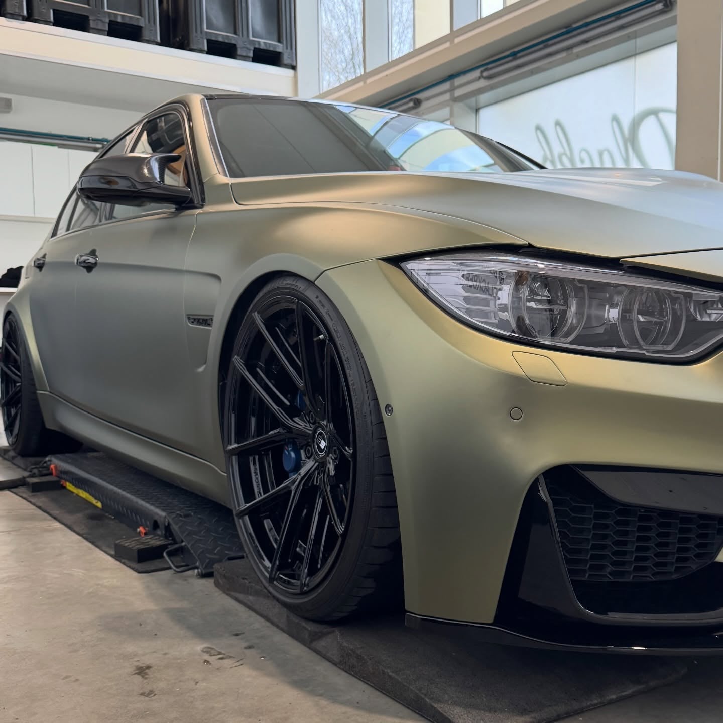Matte Metallic Lighting Green Car Vinyl Wrap PET product image 5 - Veloro matte vinyl wrap