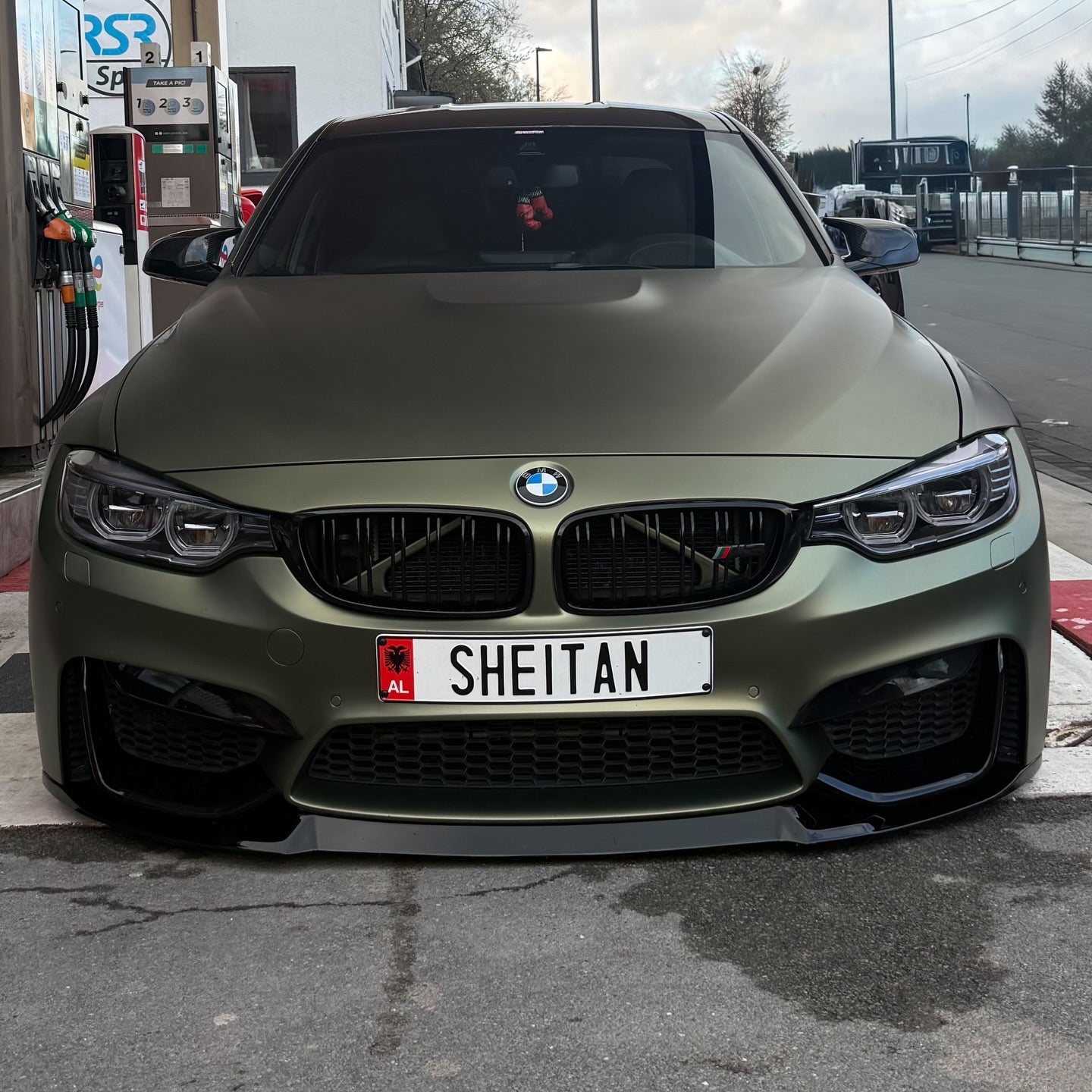 Matte Metallic Lighting Green Car Vinyl Wrap PET product image 3 - Veloro matte vinyl wrap