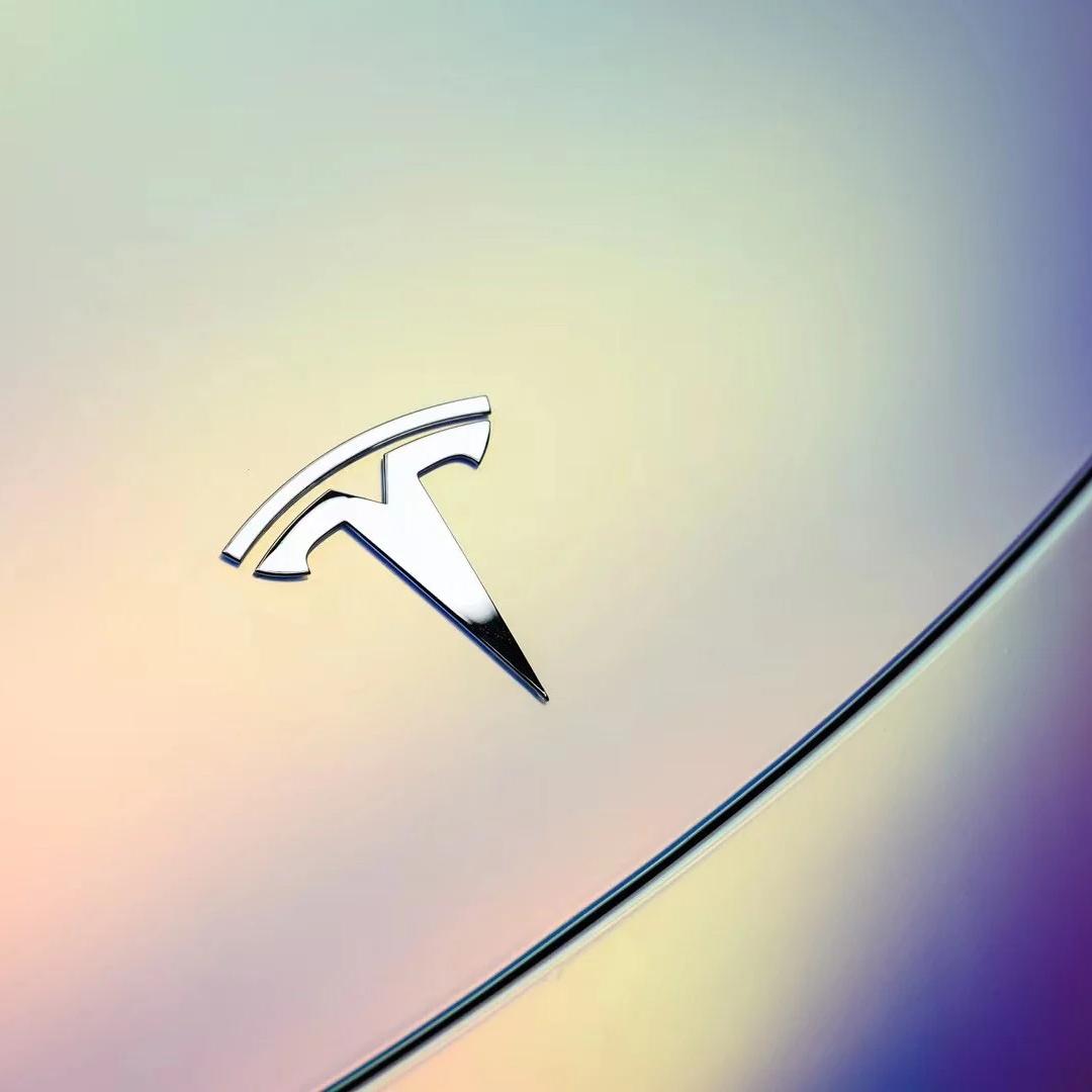Matte White Holographic Chrome Car Vinyl Wrap product image 4 - Veloro chrome vinyl wrap