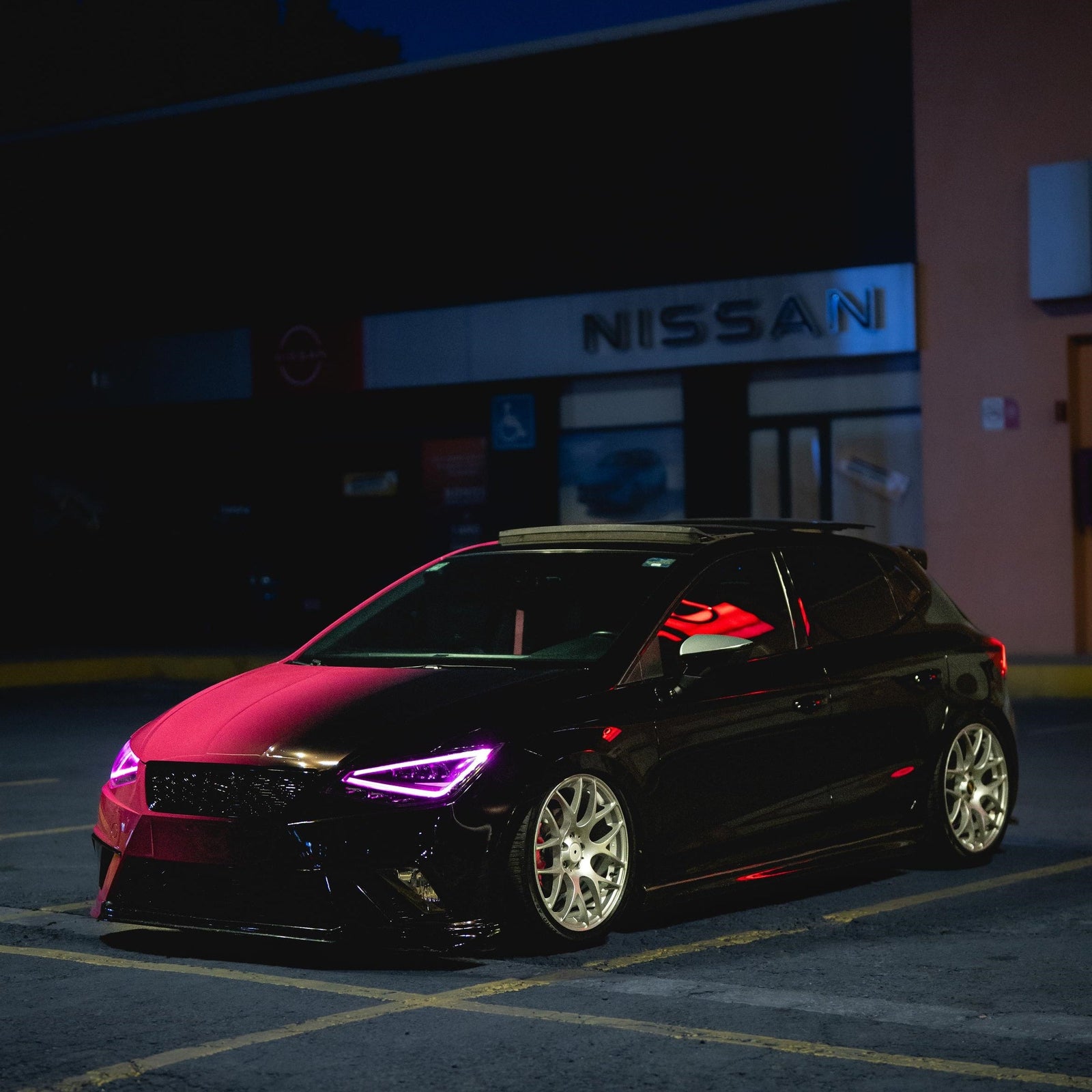Gloss Ruby Star Red To Piano Black Gradient Custom Car Wraps product image 3 - Veloro gloss vinyl wrap